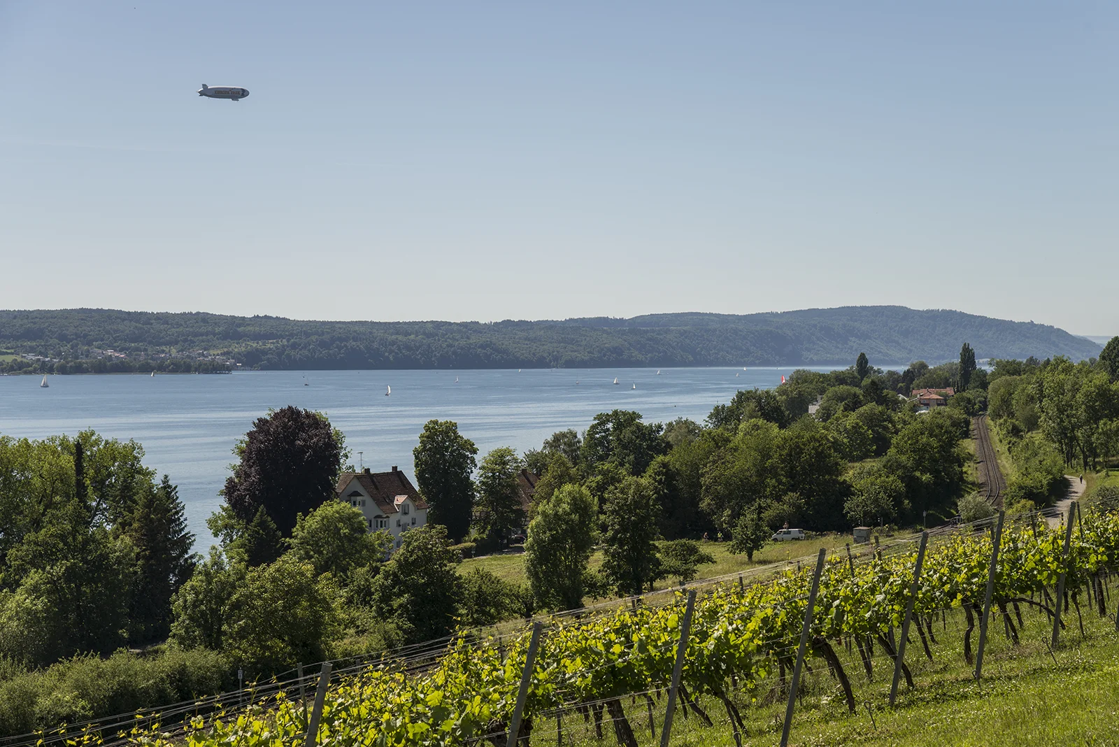 Un zepelín sobrevolando el lago Constanza