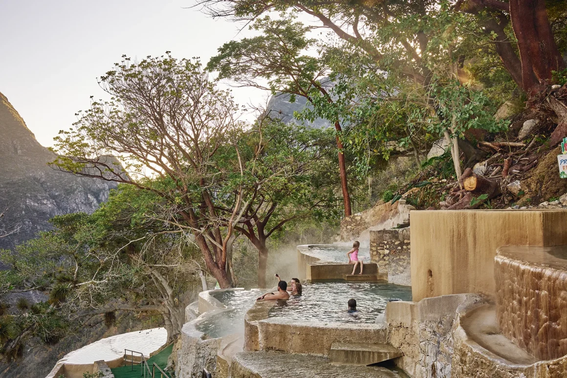 Piscinas naturales en las grutas de Tolantongo