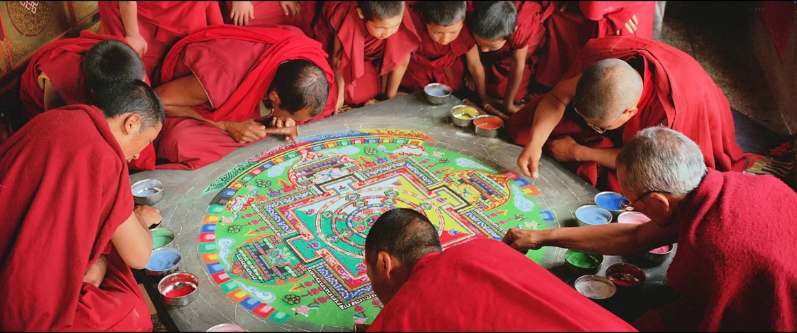 Monjes budistas creando un mandala